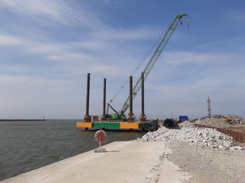 Combifloat C7 modular jack up barge in Baltic Sea