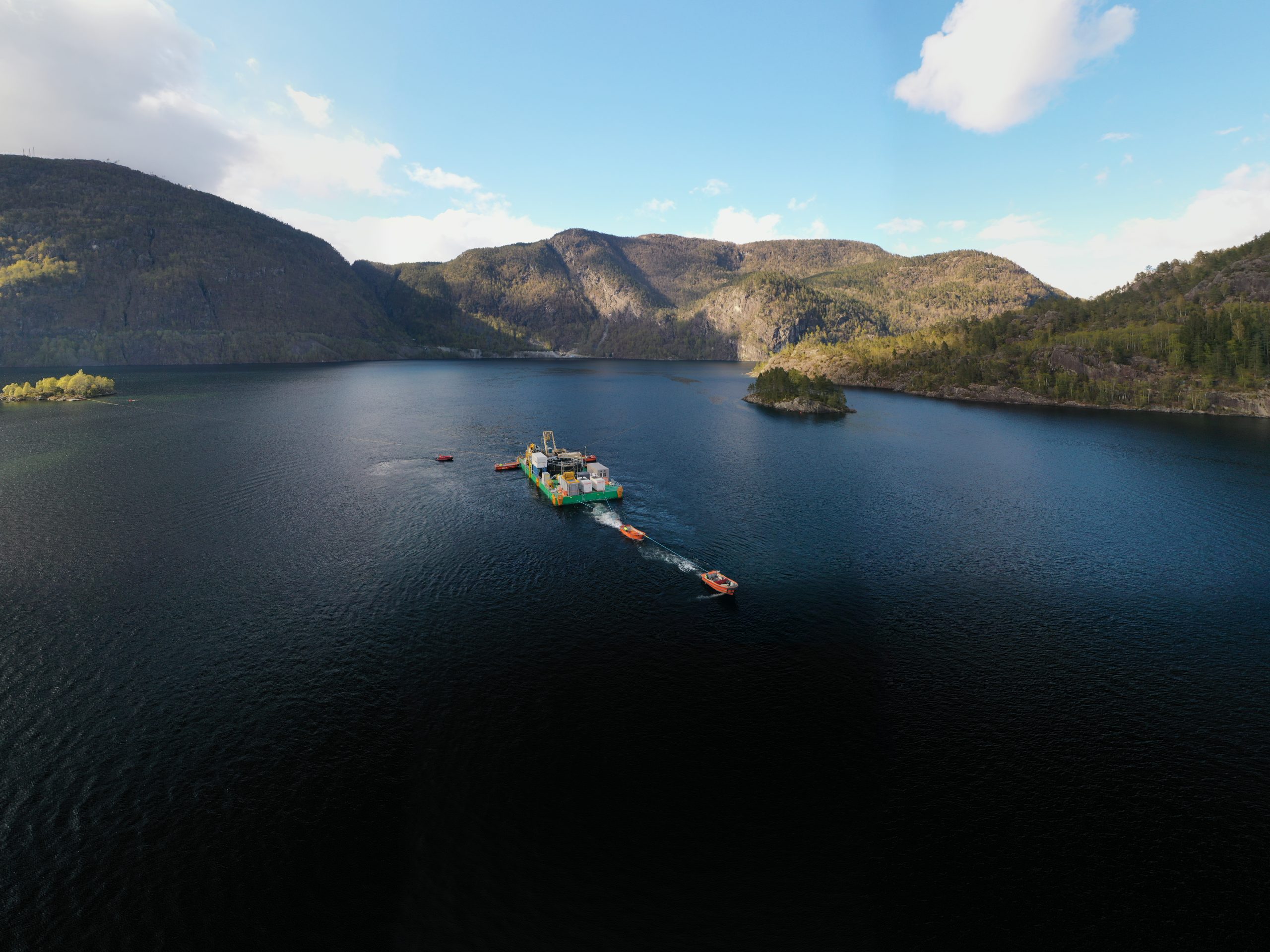 C7 modular cable lay barge in lake