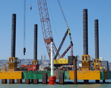 Combifloat C7 modular jack up barge with crane on IHC S280 piling hammer