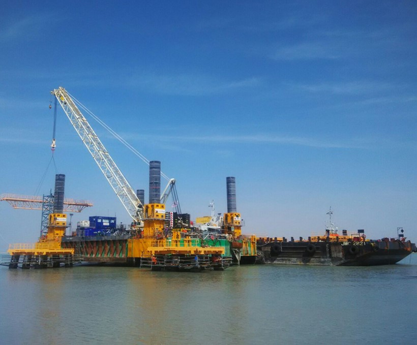 Combifloat modular jack up barge C9 at LPG jetty in Middle East