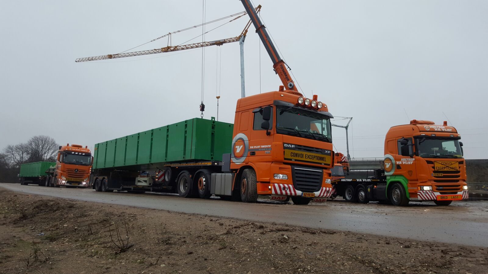 Combifloat modular modules loaded on trucks