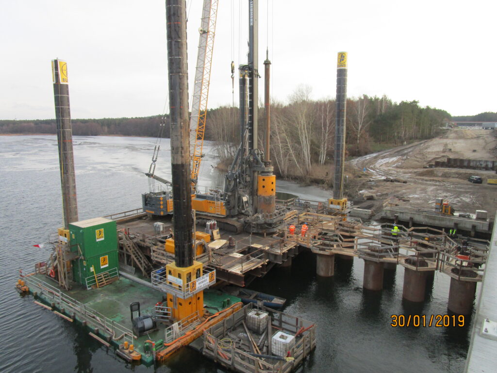 Combifloat modular jack up barge bearing spud bridge construction germany