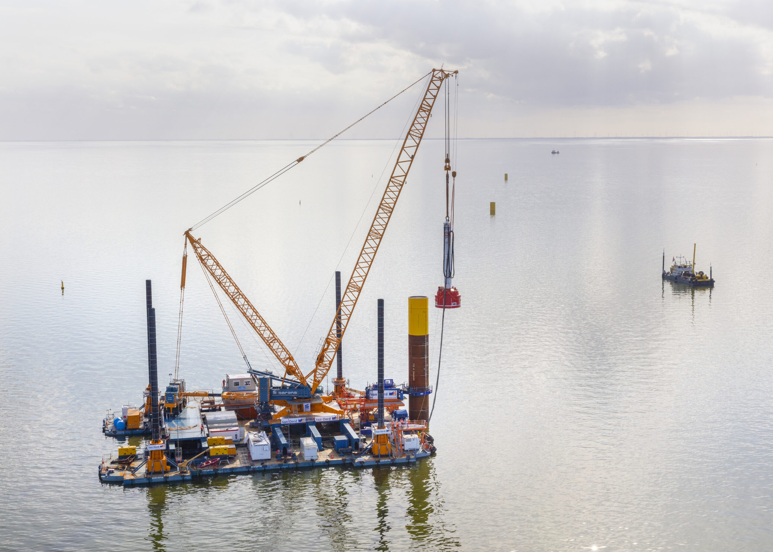 Combifloat C7 modular jack up system - stabilizing spuds on large lifting platform in lake