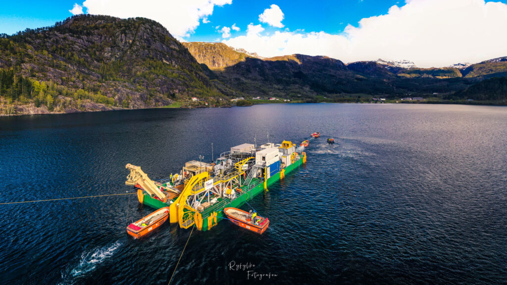 C7 modular cable lay barge in lake